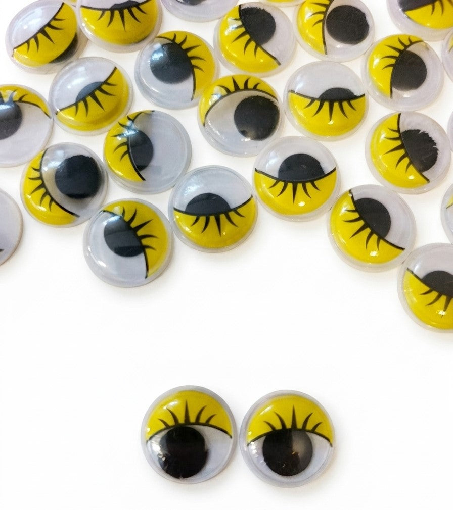 Hobi masasında sergilenen 15mm sarı  kirpikli oynar gözler ve renkli amigurumi aksesuarları
