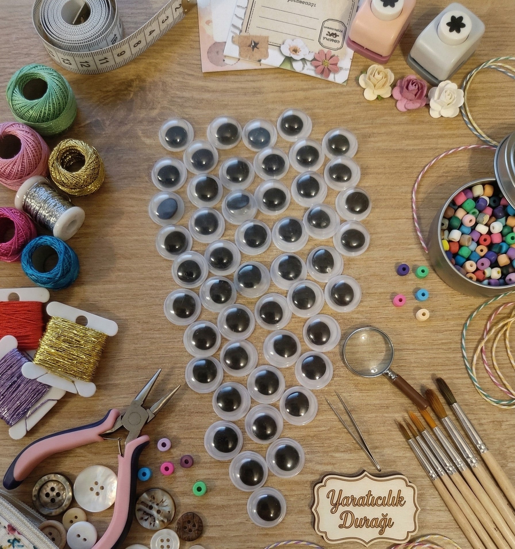 Amigurumi ve el sanatları projeleri için 8mm çapında, siyah hareketli göz bebekli beyaz plastik oynar gözler.