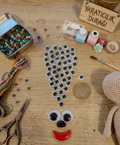 Şeffaf saklama kutusu içerisinde mikro amigurumi ve oyuncak yapımı için 2 çift 2cm oynar göz, siyah burun ve kırmızı ağız detaylı yüz kiti.